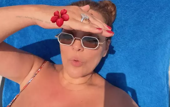 Dubai'de tatil yapan Demet Akalın'ın dev tektaşı gündem oldu