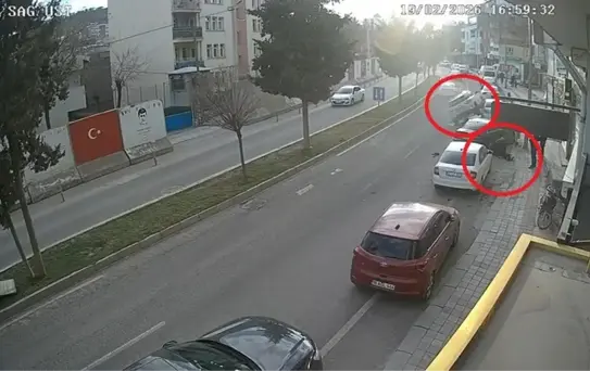 Mazıdağı'nda Kadın Öğretmene Araç Çarptı