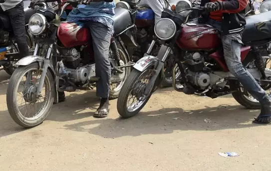 Motosikletlerle bastıkları köyde onlarca kişiyi katlettiler