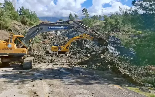 Seydikemer'de Toprak Kayması