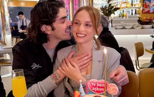 Nilperi Şahinkaya, sevgilisinden ne istediğini, doğum günü pastasına yazdırdı