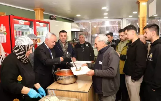 Oltu Belediyesi günlük 500 kişiye iftar yemeği veriyor