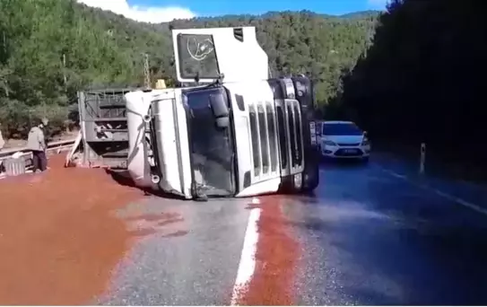 Antalya'da Tır Devrildi, Sürücü Yara Almadı