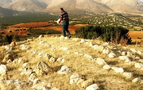 Prof. Dr. Mellink'in Külleri Kızılbel Tümülüsü'ne Serpildi