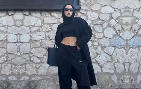 Başı kapalı, göbeği açık fotoğraf paylaşan Zeynep Bastık'a tepki var