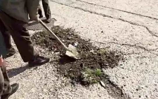 Başkentte belediyeden umudu kesen vatandaşlar köstebek yuvasına dönen yolları kendileri onardı