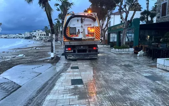 Belediye ekiplerinden fırtına ve yağmur sonrası kapsamlı temizlik