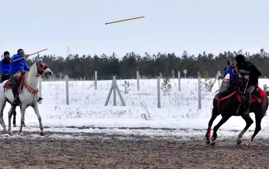 Cirit Festivali Çamurlu Zeminde Yarıştı