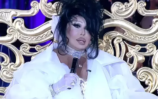 Diva Bülent Ersoy, iftar davetine katıldığı elbiseyle dikkat çekti