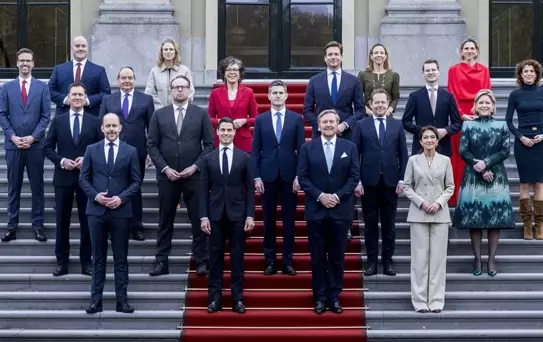 Hollanda'da yeni azınlık hükümeti seçimden 117 gün sonra yemin etti
