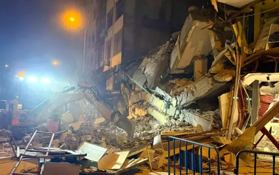 Kontrollü yıkımda çöken binada canlı izine rastlanmadı