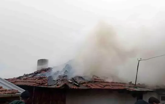 Sındırgı'da bitişik iki ev alevlere teslim oldu: 1 yaralı