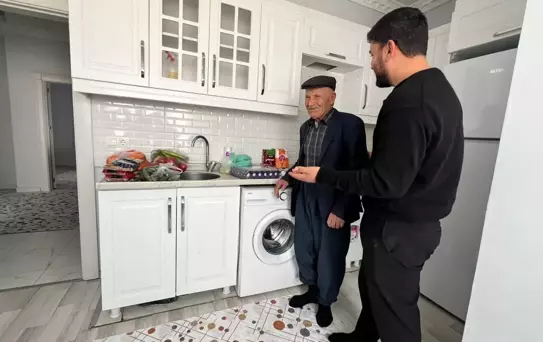 Yüksekova'da Yağıştan Etkilenen Aile Yeni Eve Taşındı