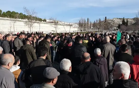 Taburcu Olup Eşinin Cenazesine Katıldı