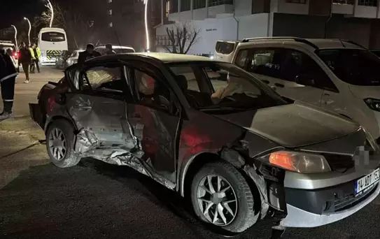 Bolu'da ciple otomobil çarpıştı: Araçlar ağır hasar aldı