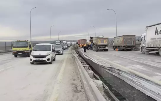 Büyükçekmece'de Hafriyat Kamyonu Devrildi