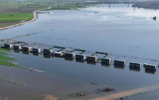 Yasak dinlemeyip ovaya yaptılar, gölün ortasında kala kaldılar