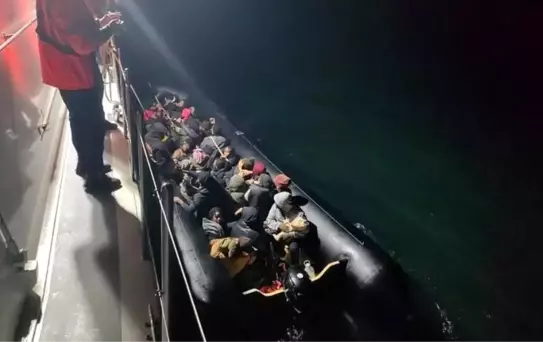 İzmir Açıklarında 59 Düzensiz Göçmen Yakalandı