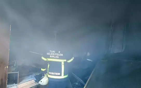 Kars'ta Mobilya Deposunda Yangın