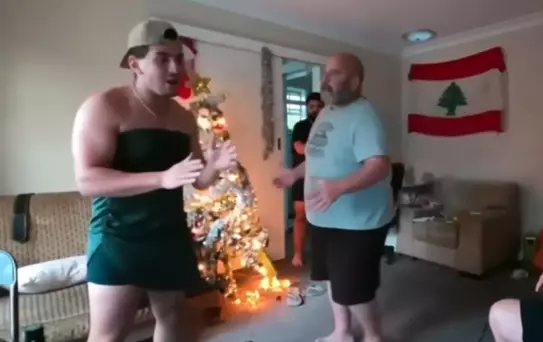 Oğlunu canlı yayında tekme tokat dövdü