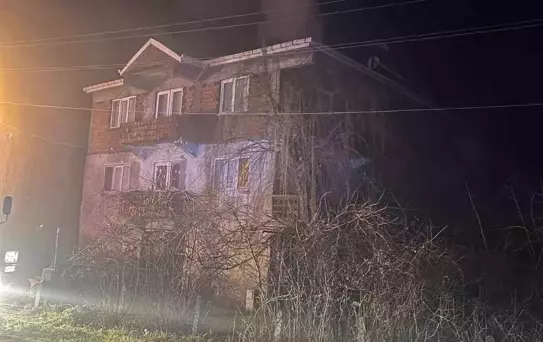 Perşembe'de çatı alevlere teslim oldu