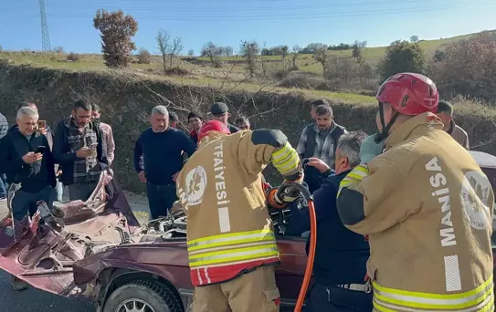 Manisa'da TIR'a çarpan otomobilde sürücü yaralandı