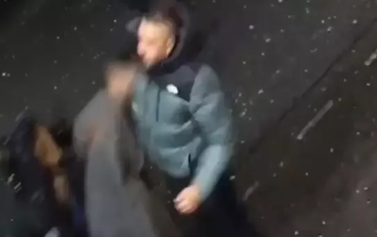 Yolda yürüyen kadına durup dururken yumruk attı