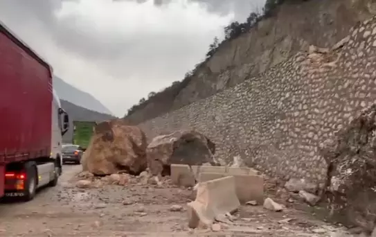 Amasya'da Heyelan: Yol Kapatıldı