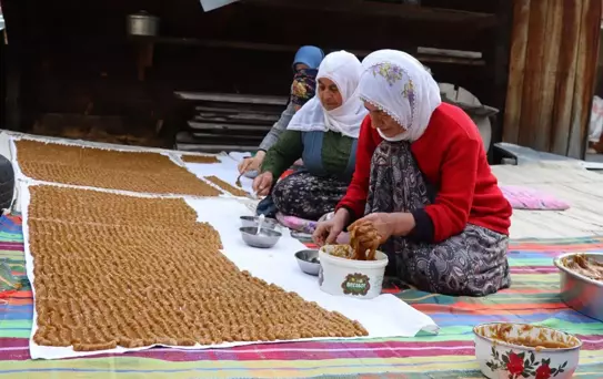 Bu tatlı sadece bir mahallede var! Yazın bin bir zahmetle yapılıyor, kışın afiyetle yeniyor