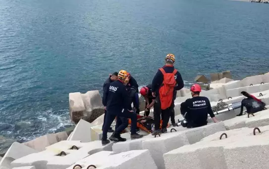 Antalya'da Balık Tutarken Düşen Adam Kurtarıldı