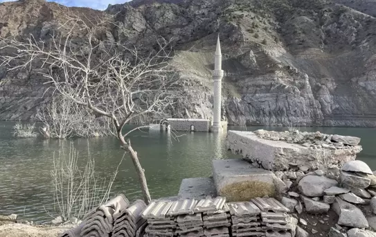 Yusufeli Barajı'nda Sular Çekildi, Eski Köyler Ortaya Çıktı