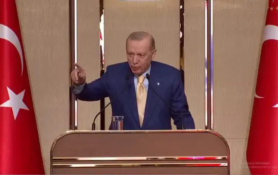 Erdoğan, açılan formayı görünce konuşmasını böyle kesti