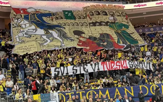 Fenerbahçe tribünlerinden Partizan'a okkalı cevap