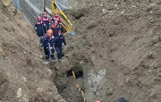 Trabzon'da Göçükte Mahsur Kalan Operatör Kurtarıldı