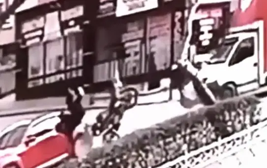 Kamyonet ve otomobile çarpıp takla atan motosikletin sürücüsü yaralandı