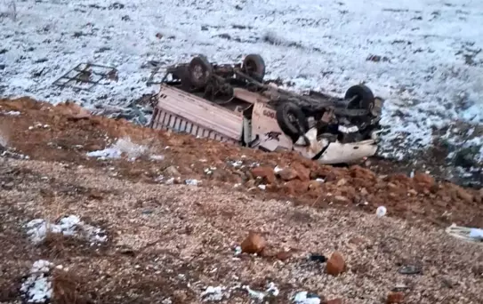 Beyşehir'de Kamyonet Şarampole Devrildi