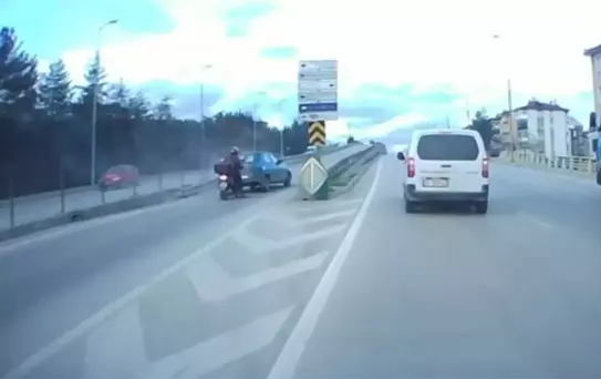 Kontrolden Çıkan Otomobil Bariyere Çarptı