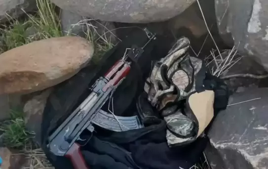 Şanlıurfa'da volkanik bazalt taşlarının altında cephanelik ele geçirildi: 8 gözaltı