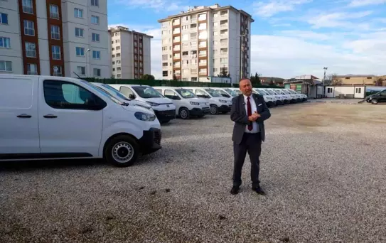 Uşak Belediyesi 14 tane yeni hizmet aracını bünyesine katarak araç filosunu genişletti