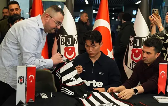 Beşiktaşlı taraftarlar, Hyeon-gyu Oh'un imza gününe akın etti