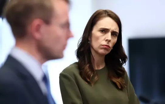 Ekonomik kriz nedeniyle başbakanlık yaptığı ülkeyi terk etti