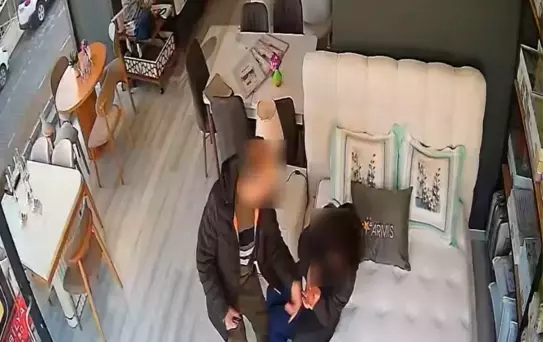 Eşini mobilya mağazasında darbetti