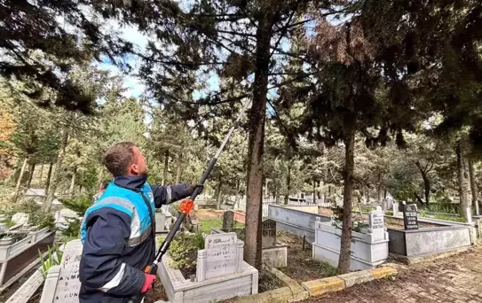 Gebze'de bayram öncesi mezarlıklarda bakım çalışmaları hızlandı