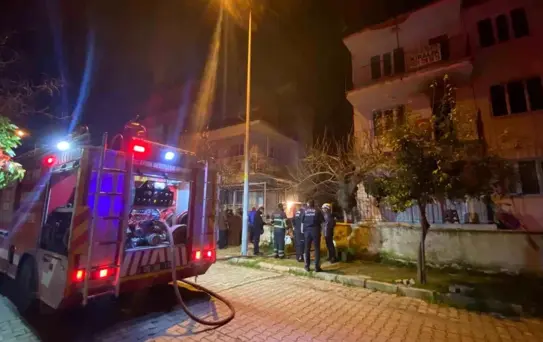 Gece yarısı evden alevler yükseldi, mahalleli sokağa döküldü