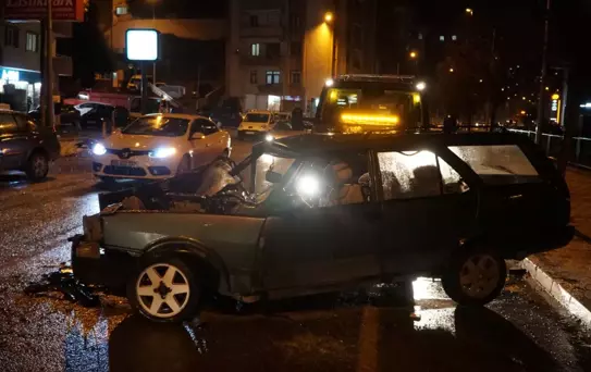 İki otomobilin kağıt gibi ezildiği ölümlü kaza kamerada