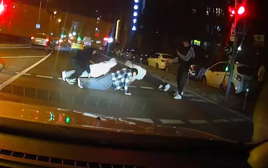 Yola atlayıp yaptıkları akılalmaz! Hem de en işlek caddelerden birinde