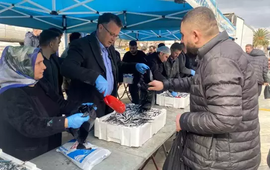 Manisa'da belediyenin ikramı 8 ton hamsi 1 saatte tükendi