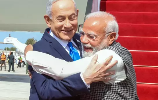 Netanyahu'ya sarıldığı fotoğrafın bedeli ağır oldu