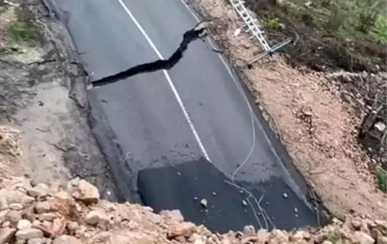 Ünye'de Heyelan: Karayolu Trafiğe Kapandı