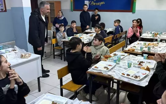 Pursaklar Belediye Başkanı Çetin, öğrencilerle iftar yaptı